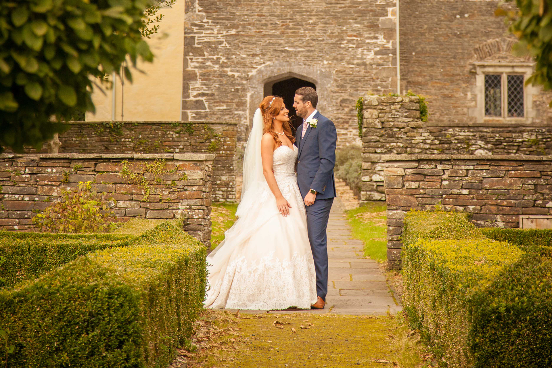 Wedding Couple in front of Manor