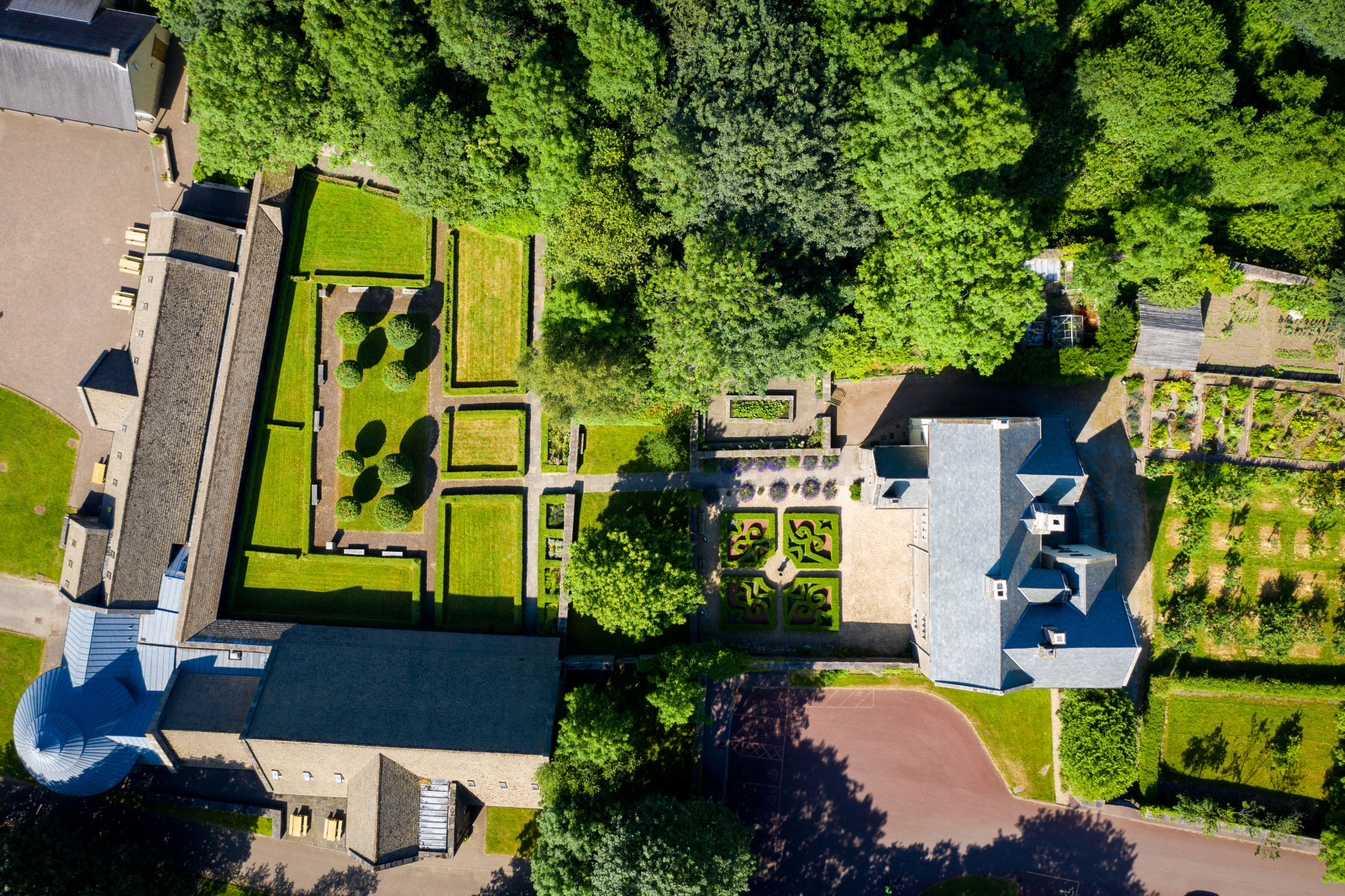 Wide aerial view of Manor and gardens 02