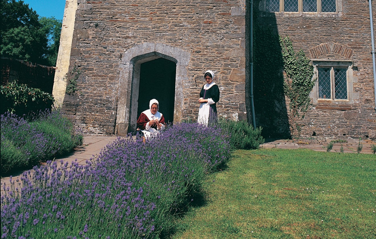 Historic Interpreters in front of house