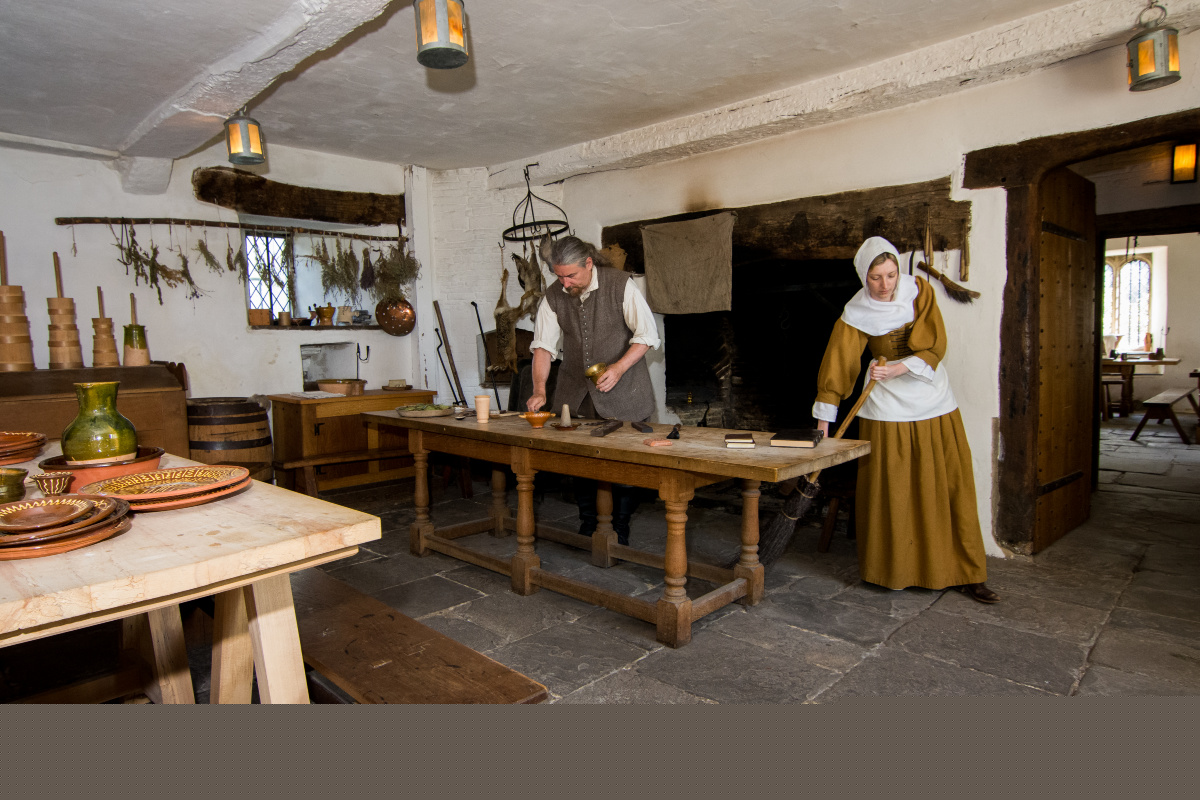 Historic Interpreters in small kitchen 02
